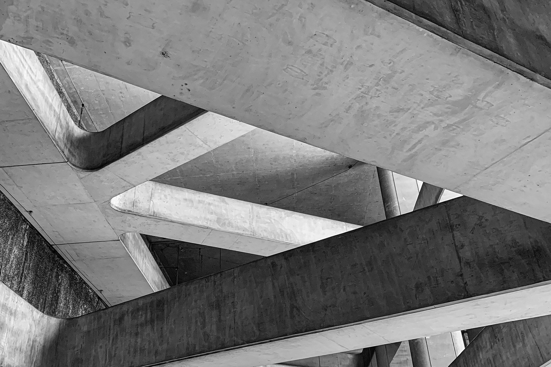 Abstrakte Betonarchitektur mit überkreuzten Linien in Schwarzweiß