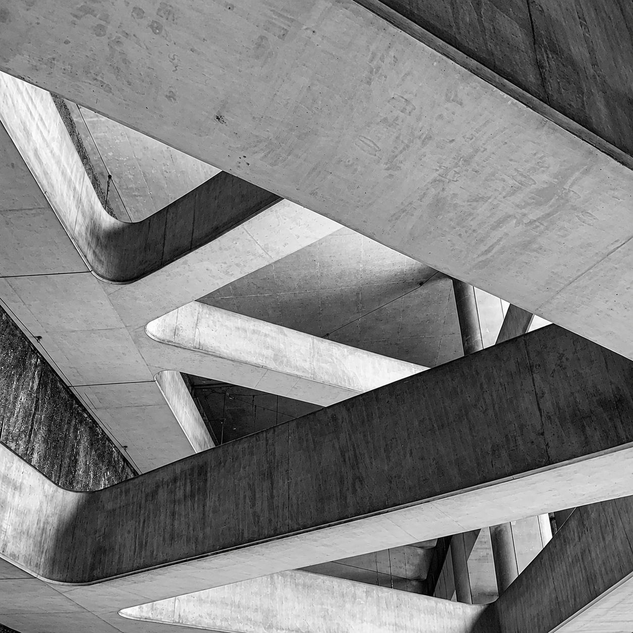 Abstrakte Betonarchitektur mit überkreuzten Linien in Schwarzweiß
