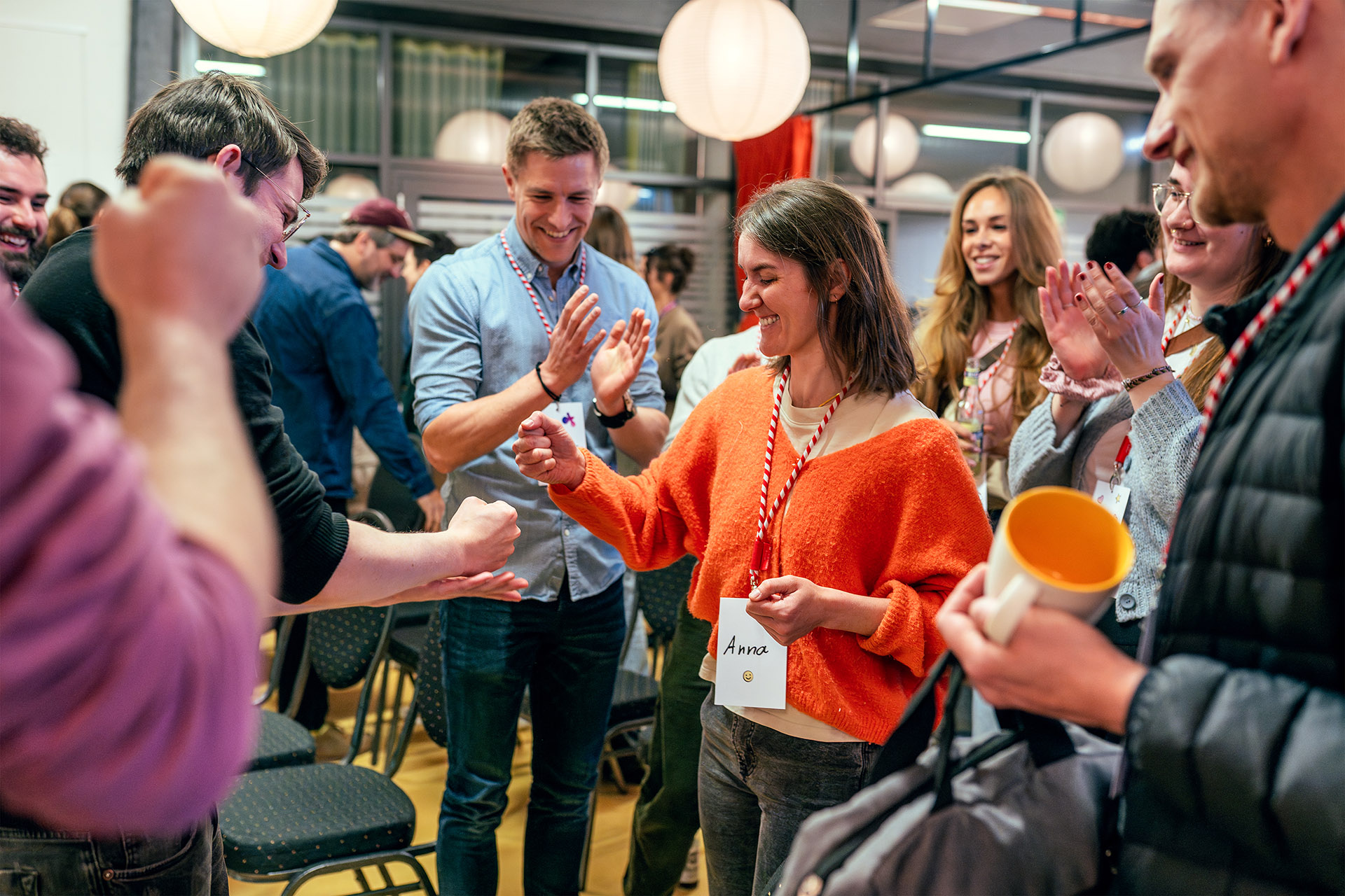 Frau steht in der Mitte von einer Gruppe Mitarbeitender während des UX Barcamps in Bremen