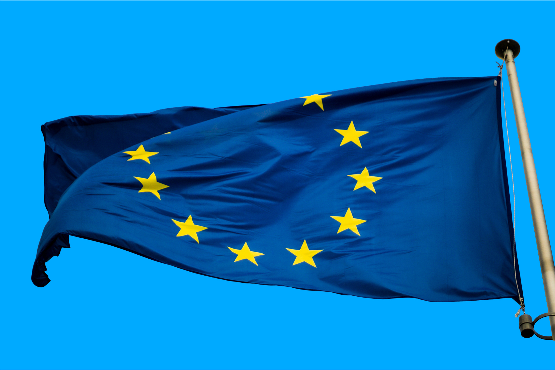 Wehende EU-Fahne an einem Mast