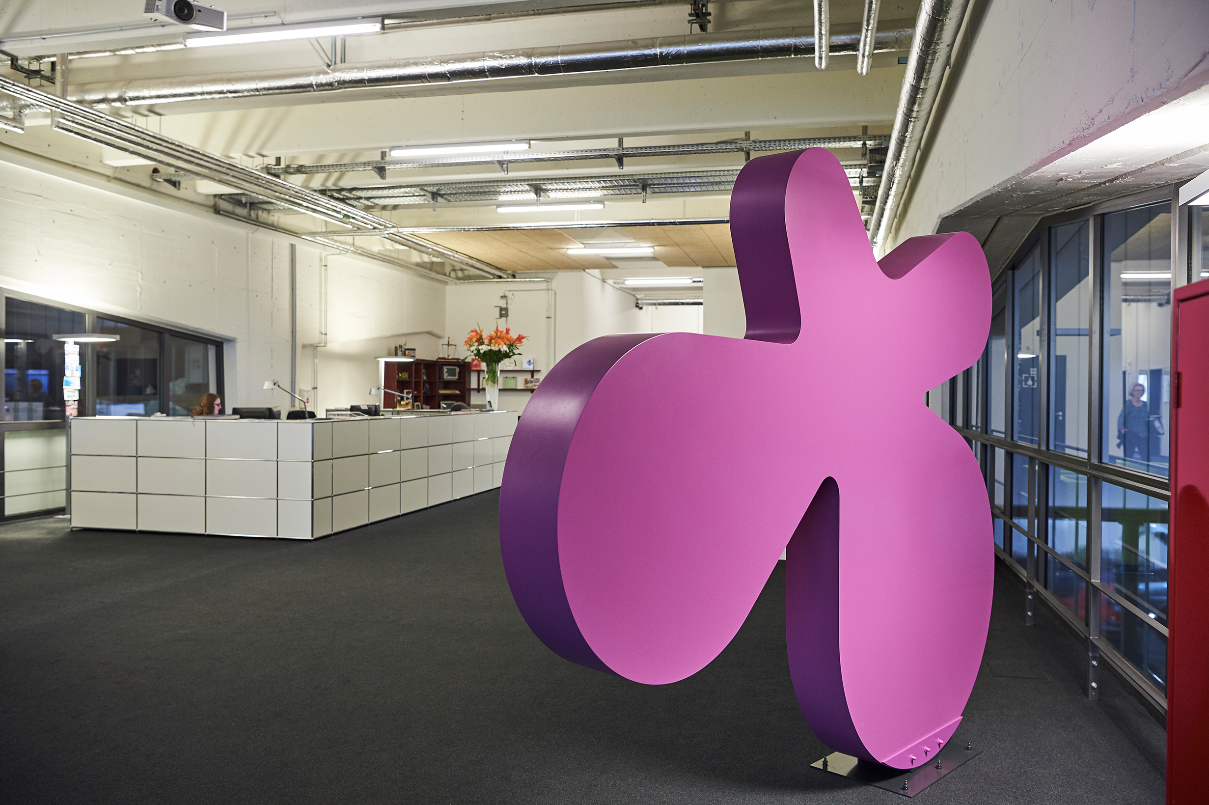 Bild vom Logo team neusta im Firmengebäude in 3D