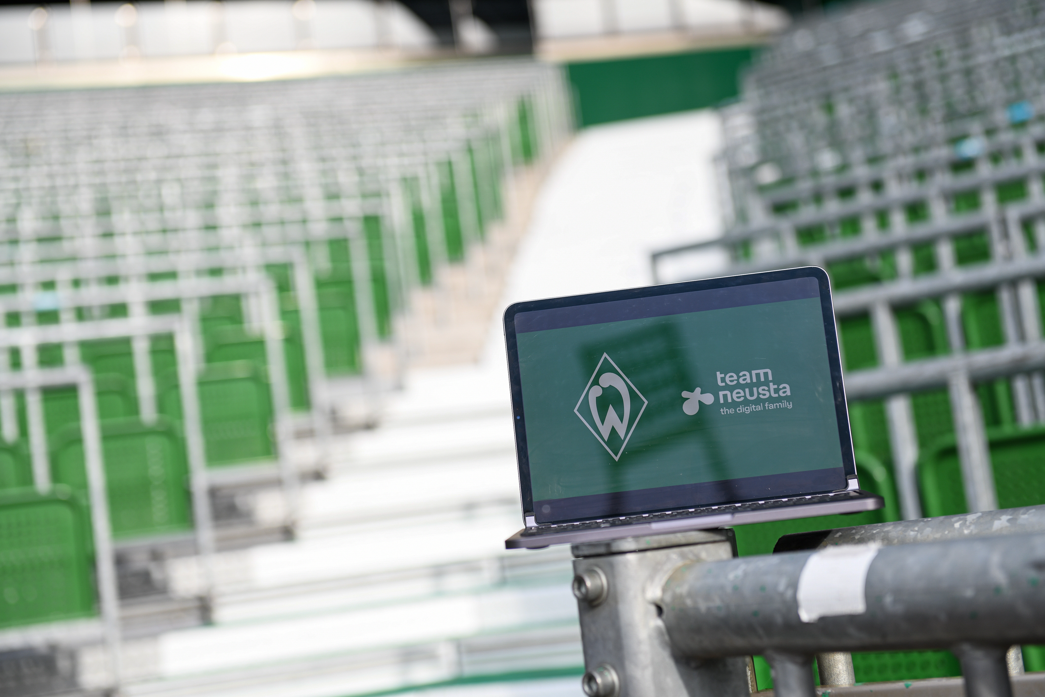 Laptop mit Werder Bremen Logo im Stadion fotografiert