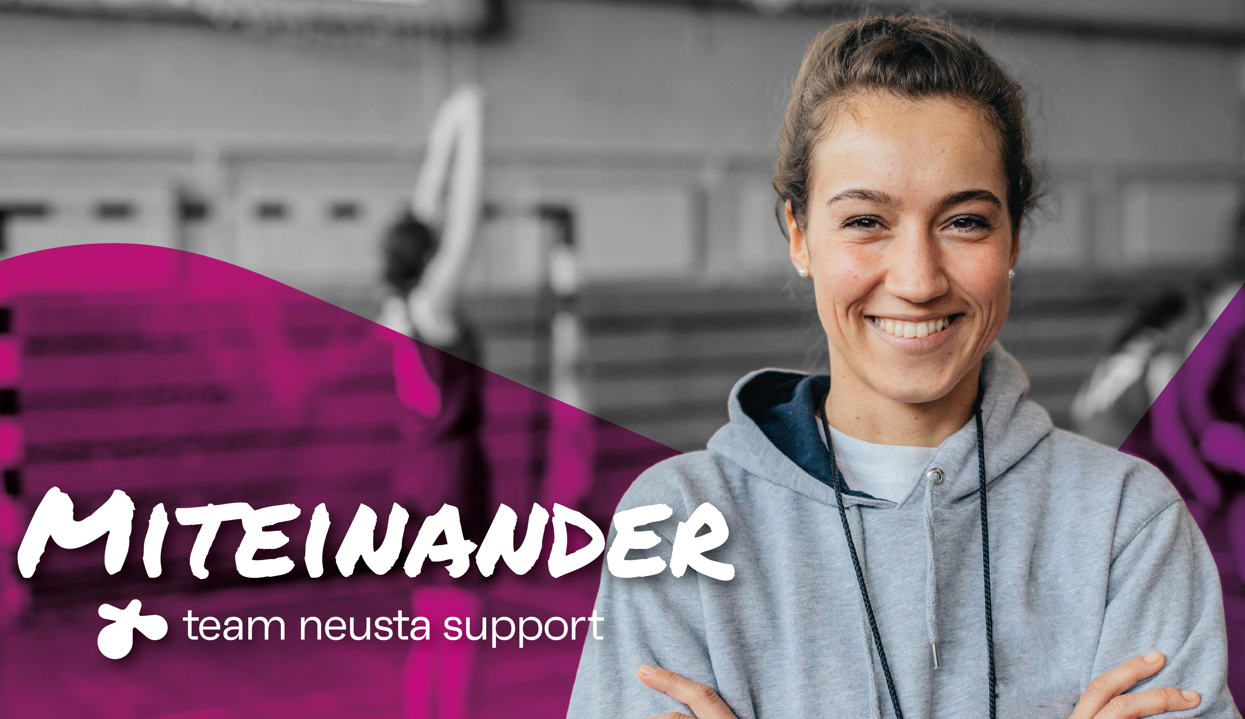 Trainerin in Turnhalle als Beispiel für Vereinssupport team neusta