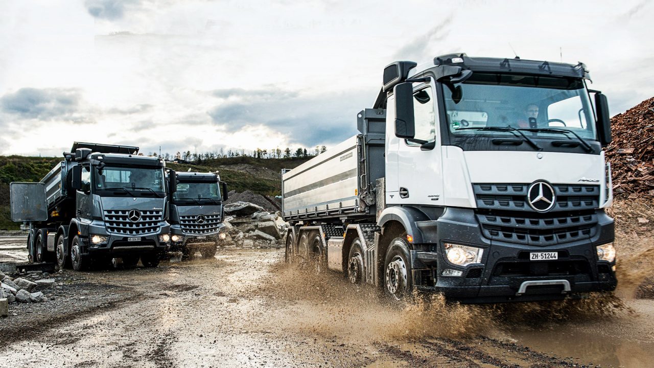 Drei Trucks von Daimler in einem Steinbruch als Imagebild für Loyality Programm