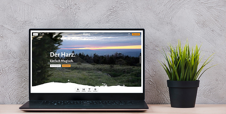 Laptop mit Harz Tourismus Homepage auf Schreibtisch