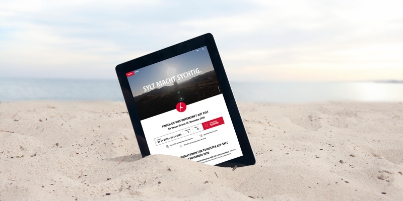 Tablet mit Homepage von Sylt im Sand stehend