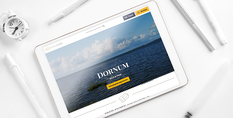 Tablet Display mit Dornum Homepage auf Schreibtisch