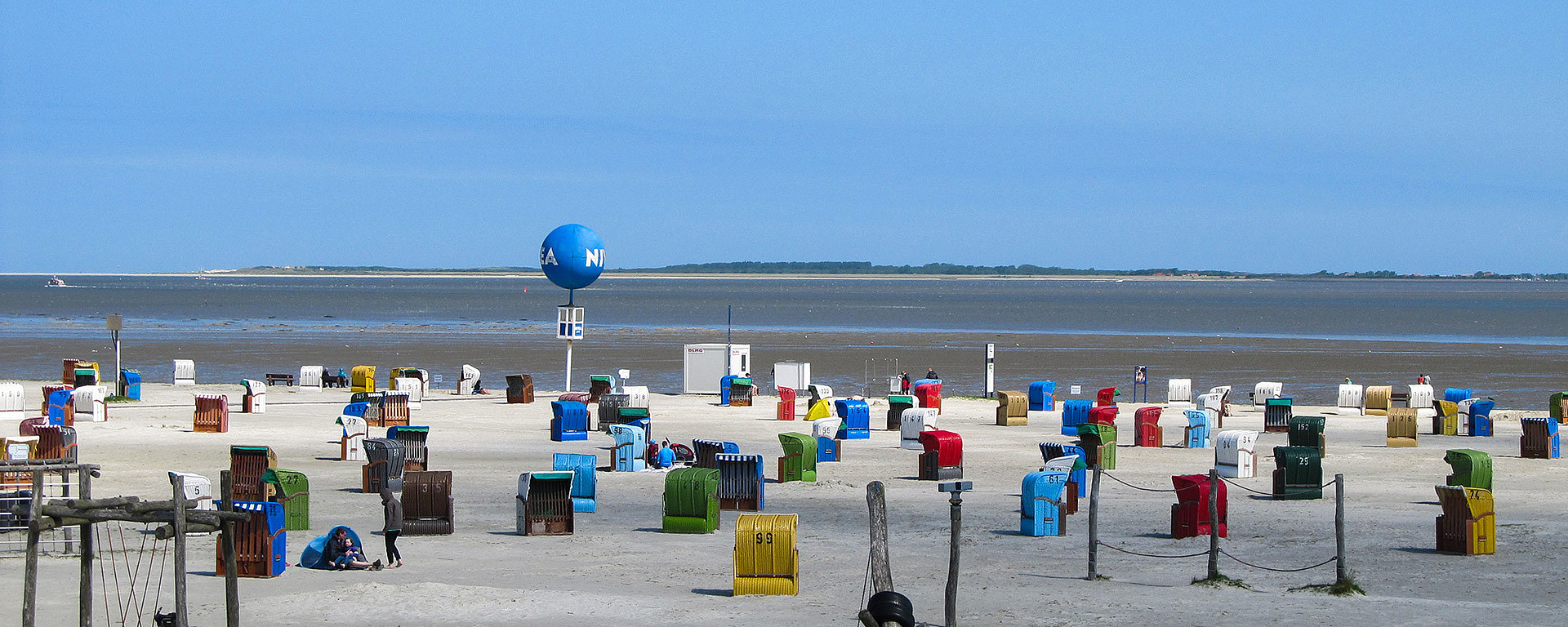 Strandkörber auf Strand auf Dornum