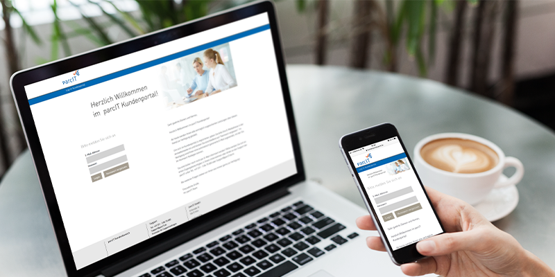 Ansichten Website Serviceportal parcIT auf Desktop und Smartphone